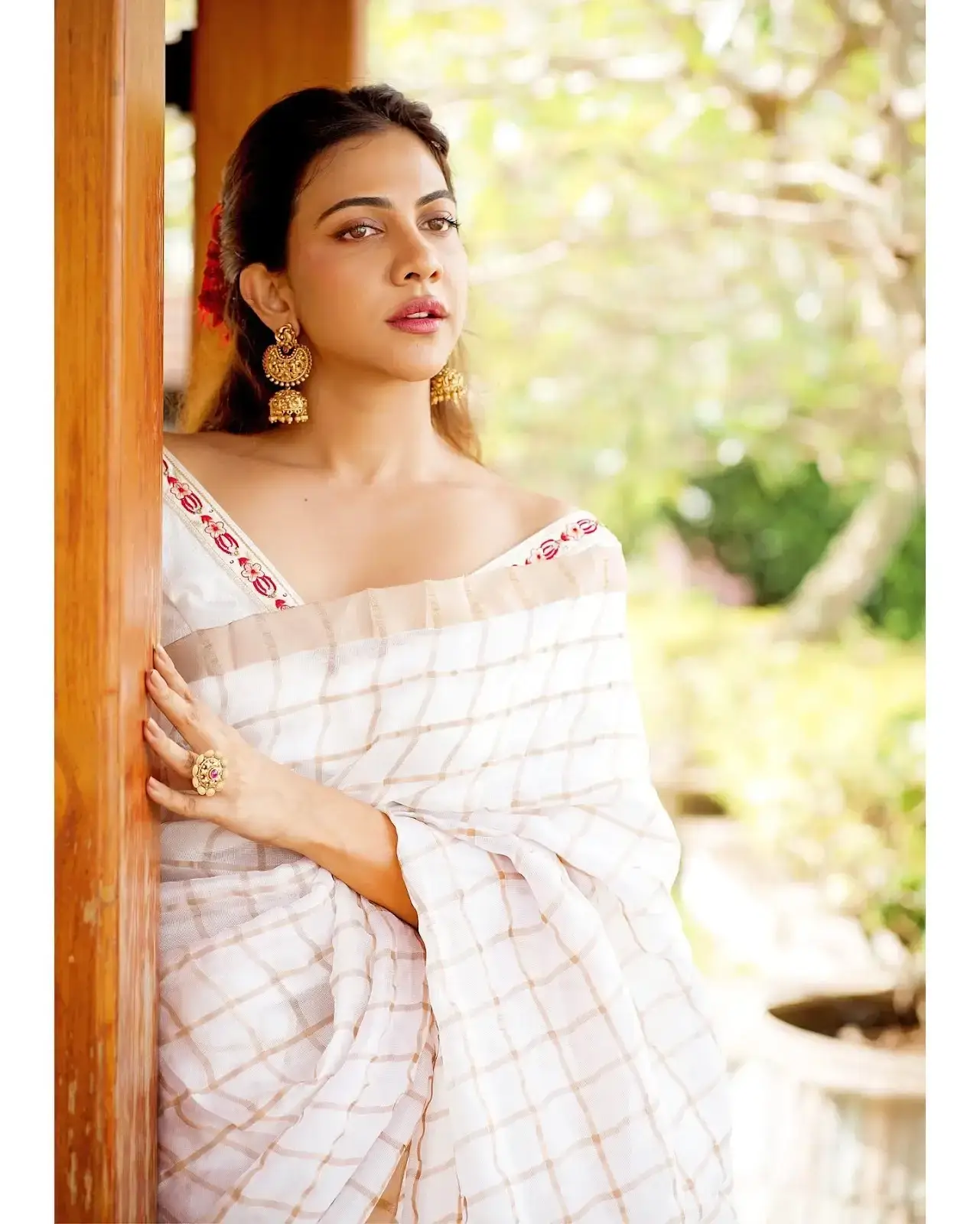 INDIAN GIRL MADONNA SEBASTIAN IMAGES IN TRADITIONAL WHITE SAREE 4